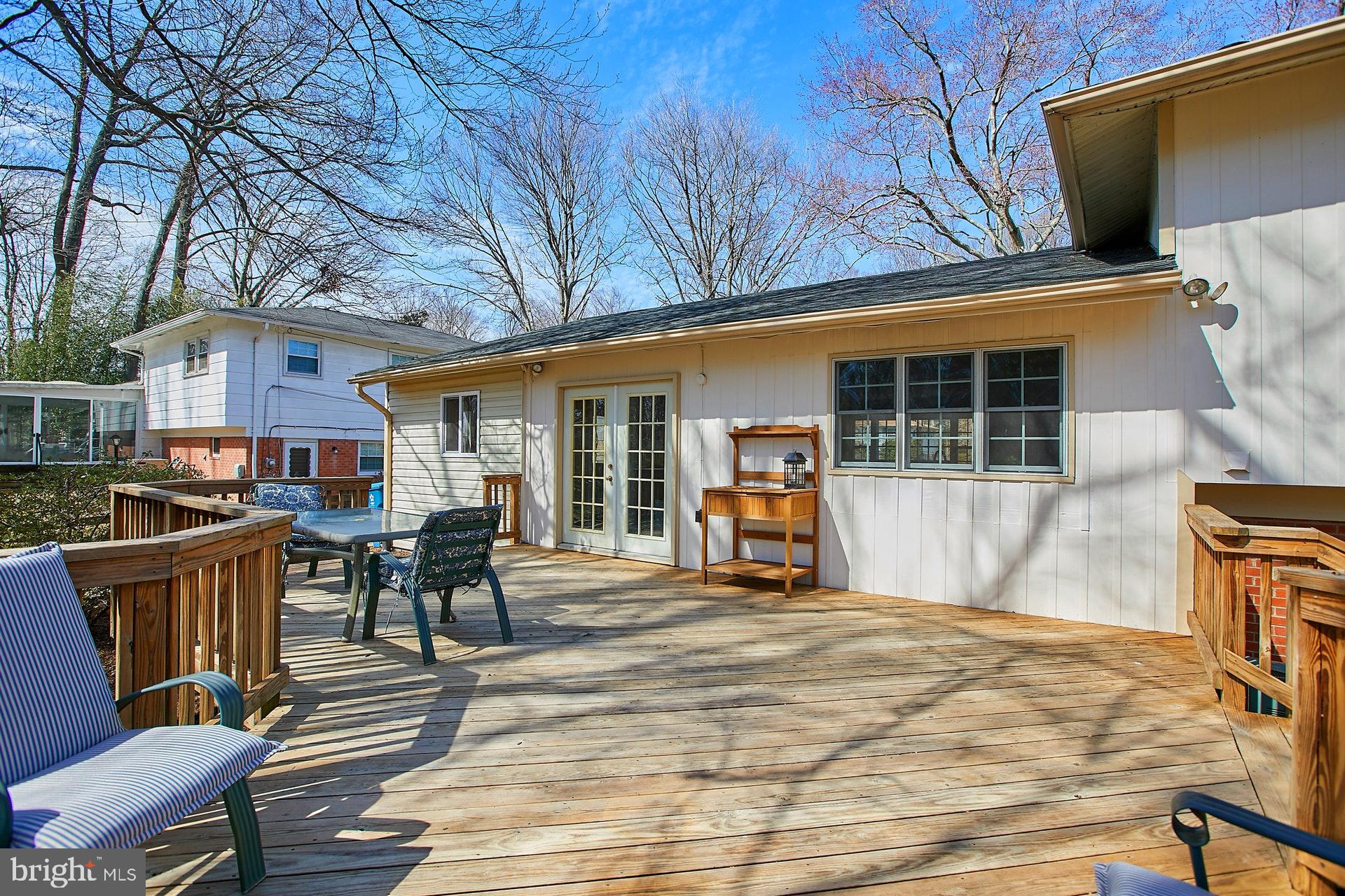 5536 Queensberry Avenue Springfield, VA 22151 - Photo 30 of 34 Expansive deck