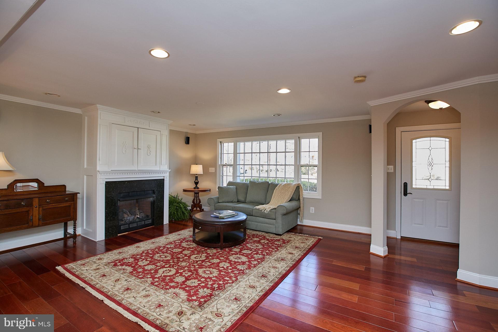 5536 Queensberry Avenue Springfield, VA 22151 - Photo 5 of 34 Foyer and great room