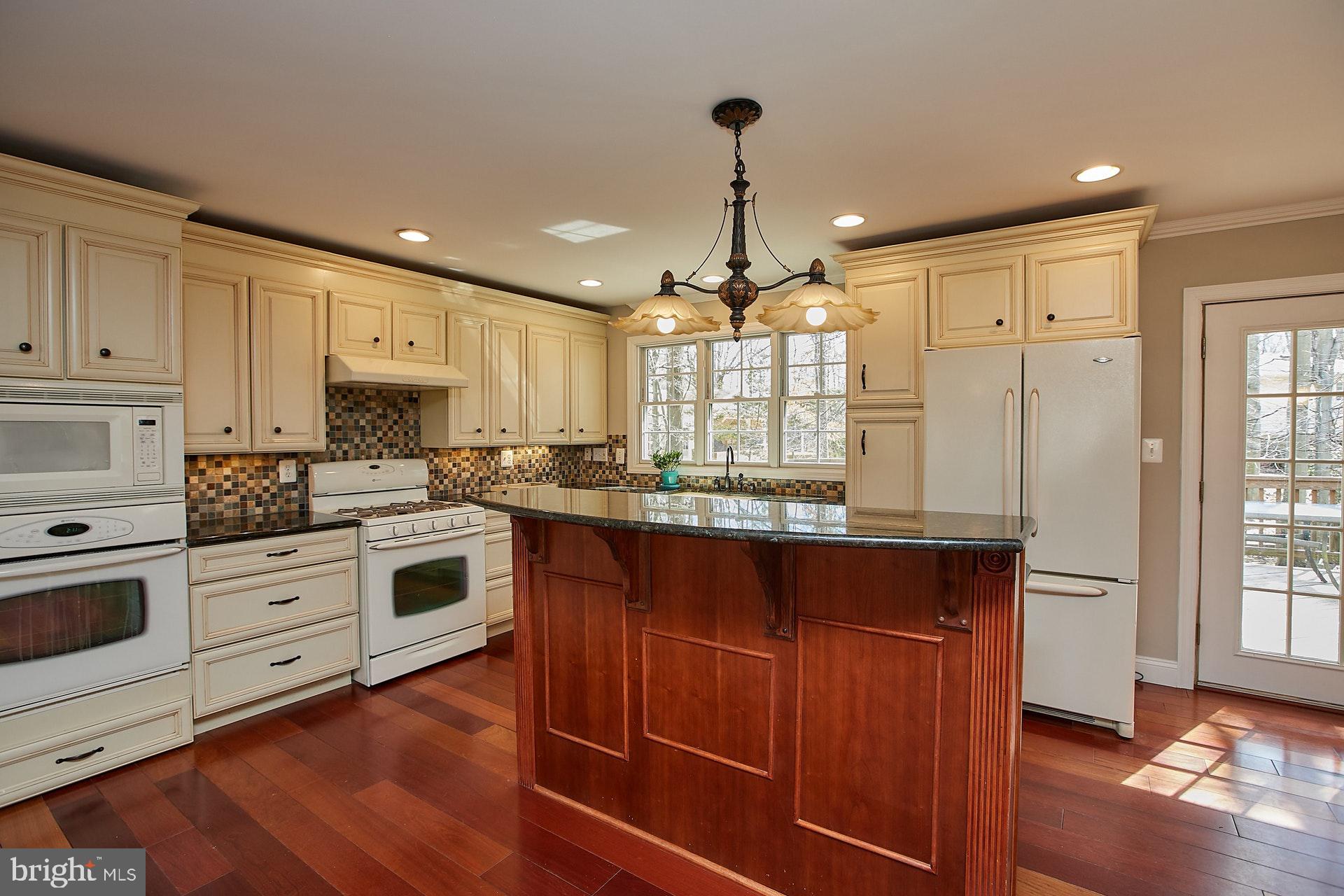 5536 Queensberry Avenue Springfield, VA 22151 - Photo 8 of 34 Gourmet kitchen