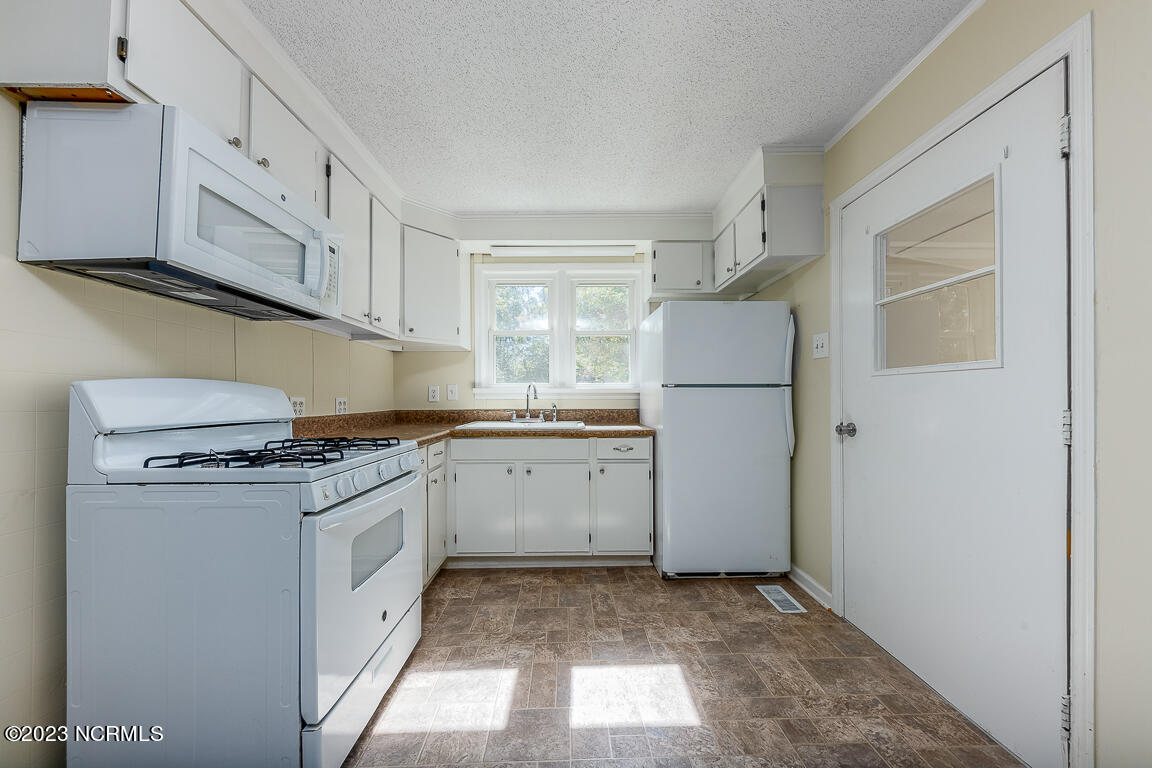 233 Kenneth Boulevard, Unit A Havelock, NC 28532 - Photo 5 of 8 IMG_2931-Edit