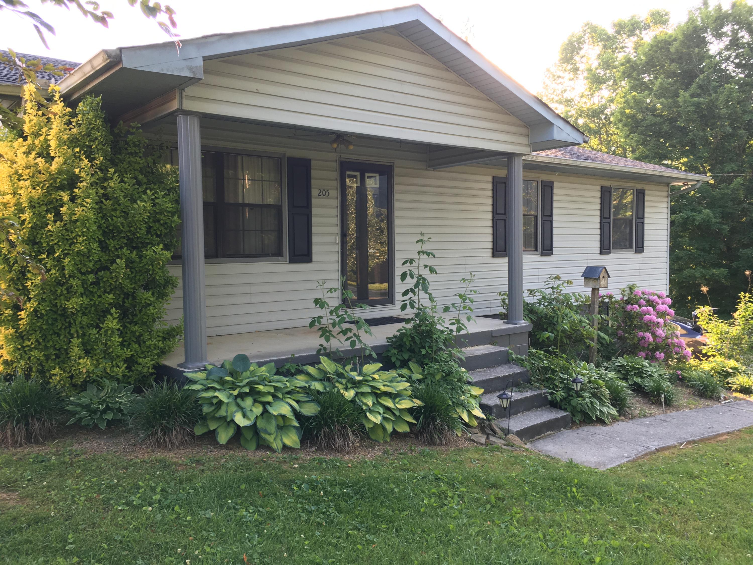 205 Mountain View Road Jacksboro, TN 37757 - Photo 2 of 16 205 Mountain View