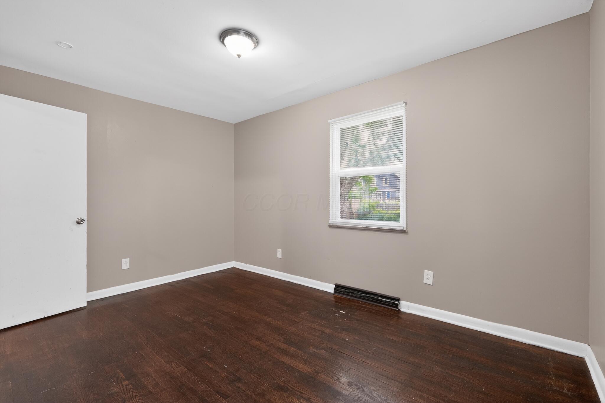 806 South Hampton Road Columbus, OH 43227 - Photo 8 of 30 08_806_S_Hampton_Rd-Living_room-n-15