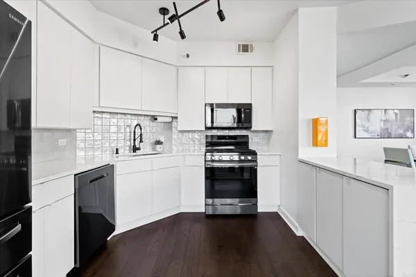 $699,900 | 720 West Randolph Street, Unit 503, Chicago, IL 60661