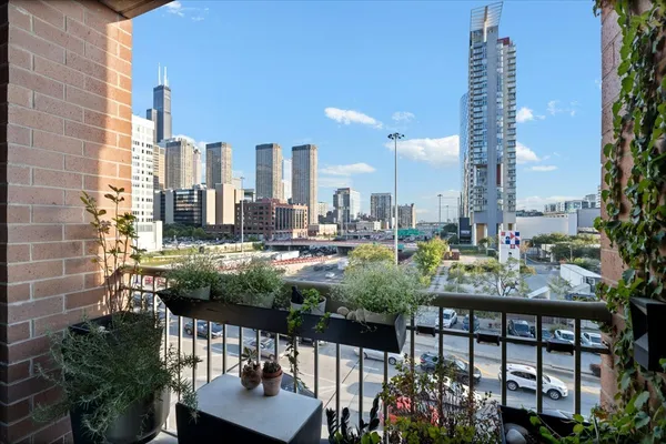 $699,900 | 720 West Randolph Street, Unit 503, Chicago, IL 60661