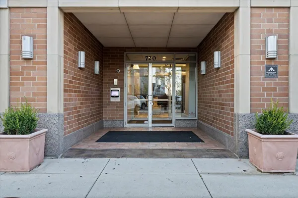 $699,900 | 720 West Randolph Street, Unit 503, Chicago, IL 60661