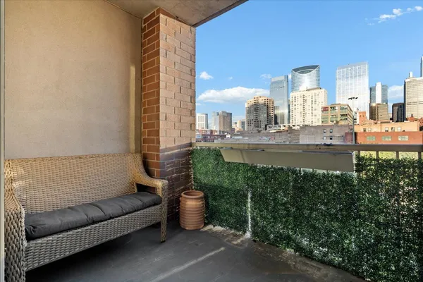 $699,900 | 720 West Randolph Street, Unit 503, Chicago, IL 60661