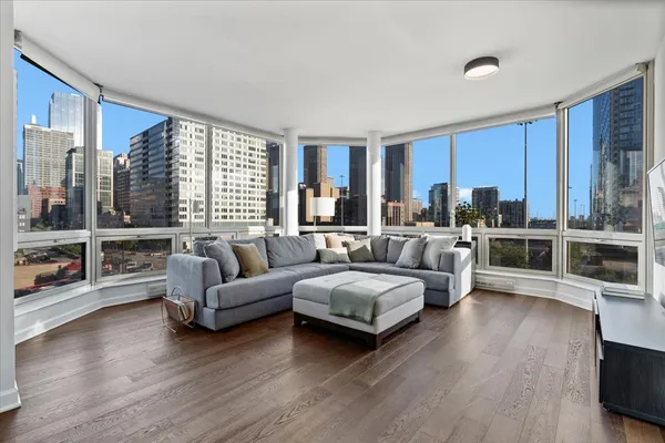 $699,900 | 720 West Randolph Street, Unit 503, Chicago, IL 60661