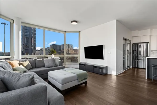 $699,900 | 720 West Randolph Street, Unit 503, Chicago, IL 60661