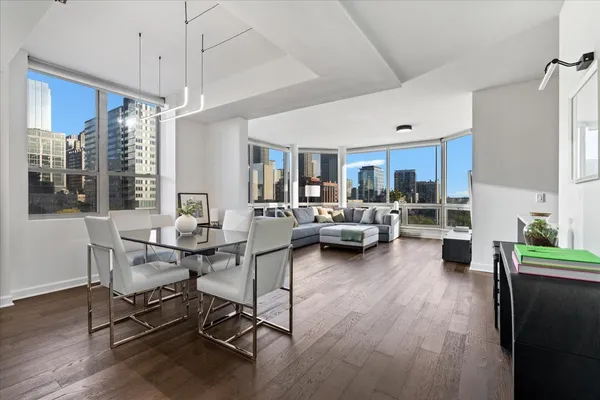 $699,900 | 720 West Randolph Street, Unit 503, Chicago, IL 60661