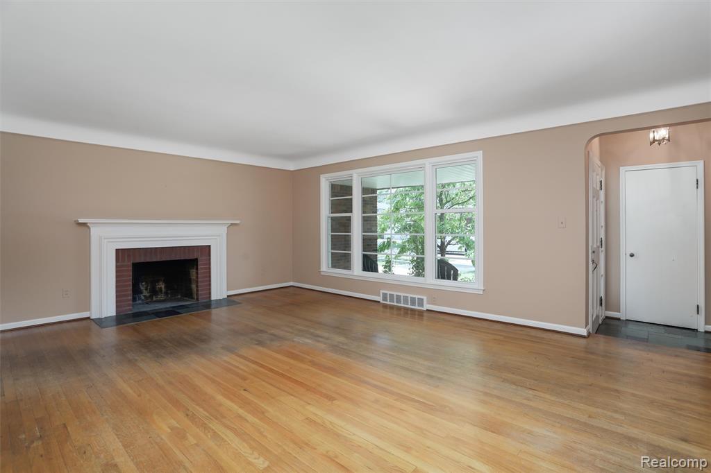 21235 River Road Grosse Pointe Woods, MI 48236 - Photo 7 of 33