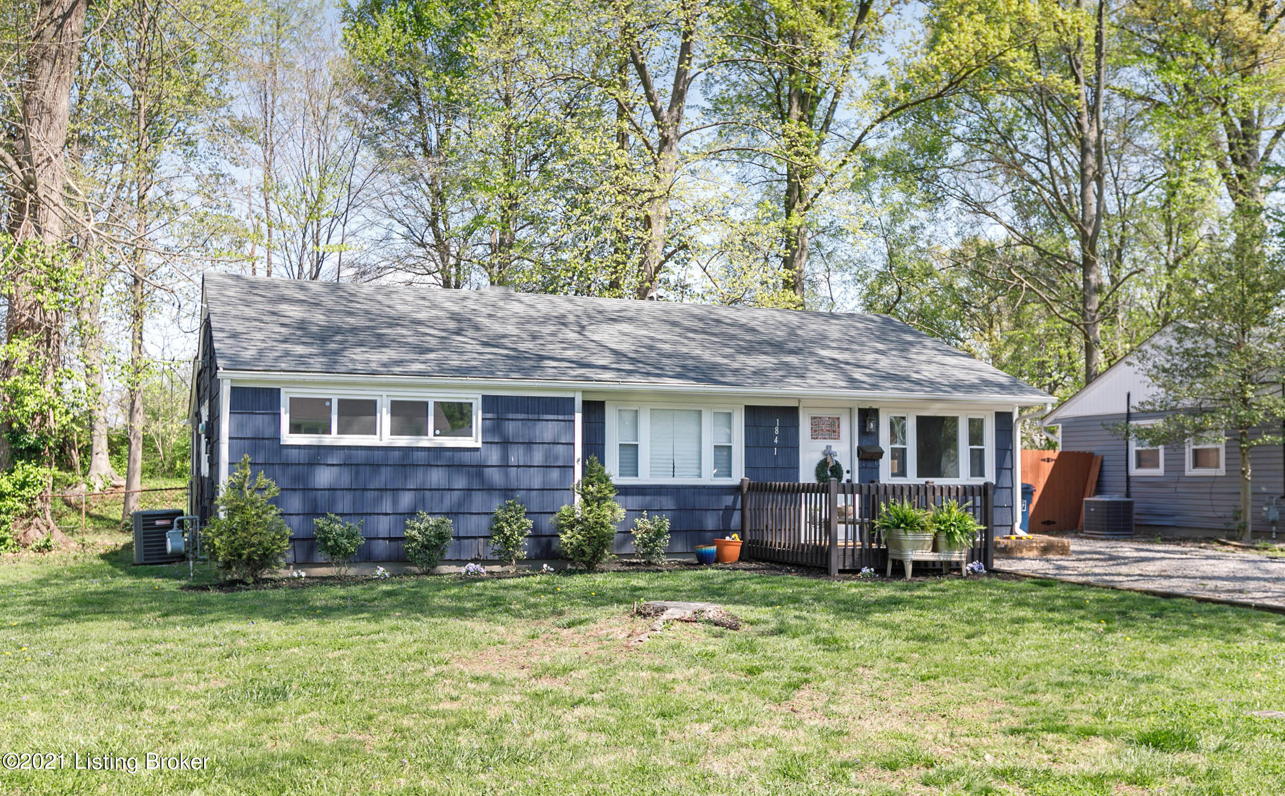 1841 Heaton Road Louisville, KY 40216 - Photo 2 of 33 002