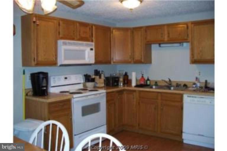 8 Topeka Road Conowingo, MD 21918 - Photo 3 of 8 Fully equipp kitchen