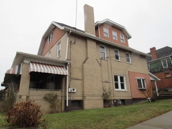 a view of front of a house with a yard