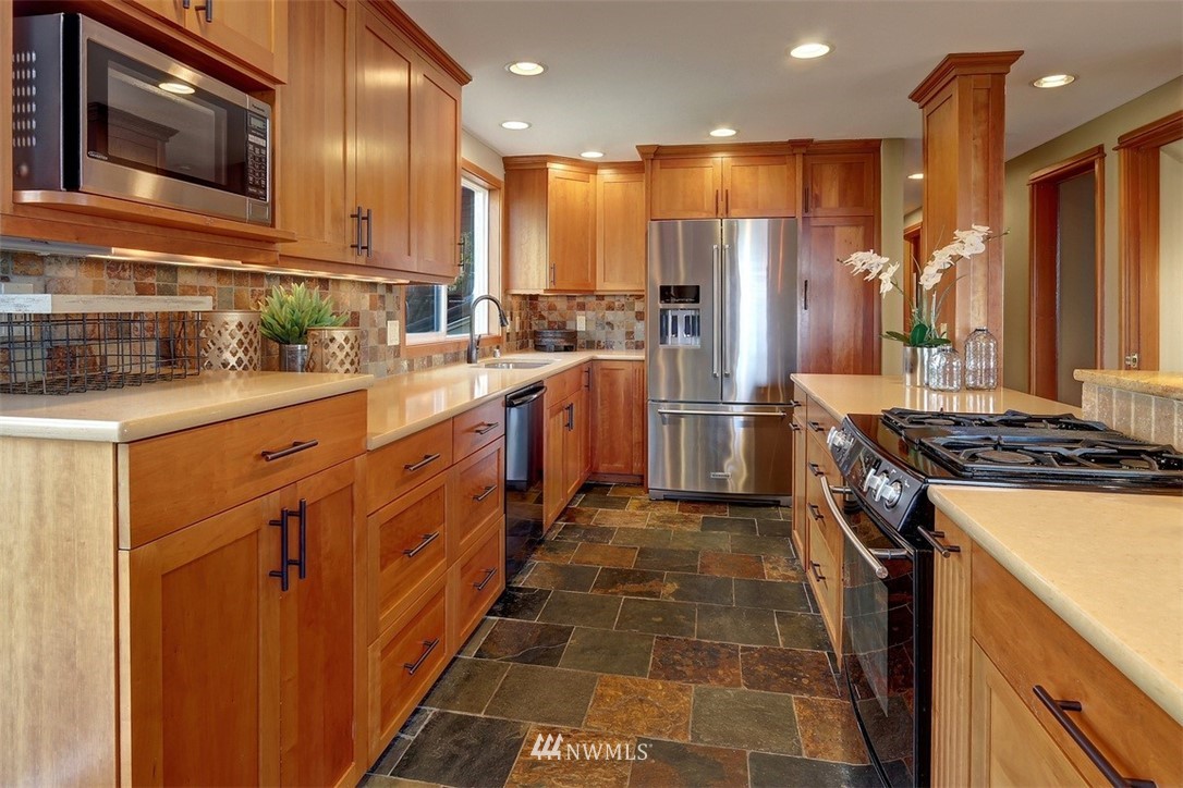 17041 Talbot Road Edmonds, WA 98026 - Photo 22 of 25 a kitchen with stainless steel appliances granite countertop a stove a refrigerator and a oven