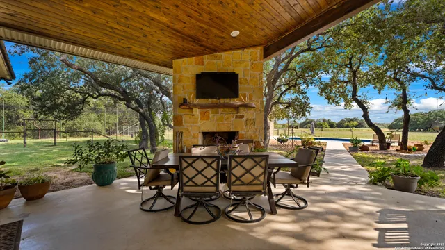 $975,000 | 2992 County Road 7711, Natalia, TX 78059