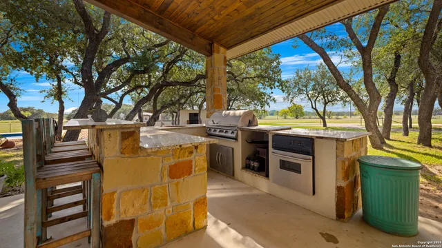 $975,000 | 2992 County Road 7711, Natalia, TX 78059