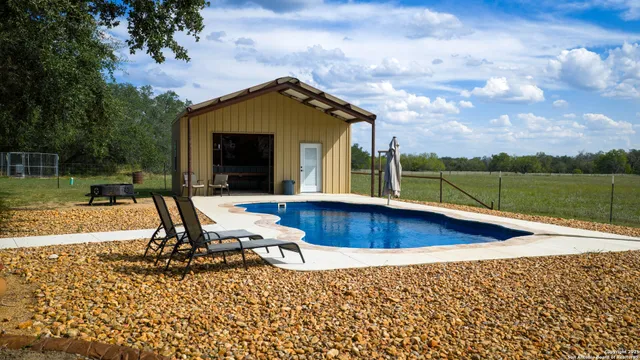 $975,000 | 2992 County Road 7711, Natalia, TX 78059