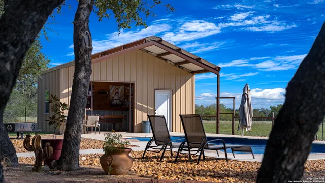 $975,000 | 2992 County Road 7711, Natalia, TX 78059