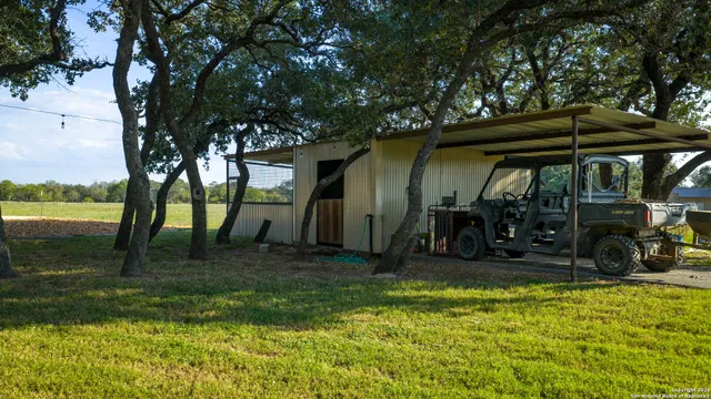 $975,000 | 2992 County Road 7711, Natalia, TX 78059