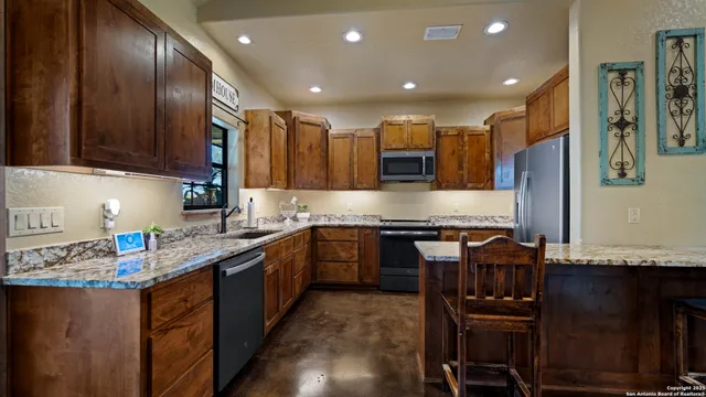 $975,000 | 2992 County Road 7711, Natalia, TX 78059