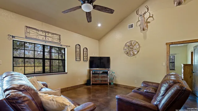 $975,000 | 2992 County Road 7711, Natalia, TX 78059