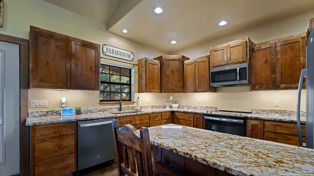 $975,000 | 2992 County Road 7711, Natalia, TX 78059