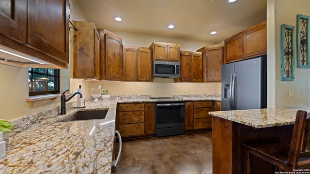 $975,000 | 2992 County Road 7711, Natalia, TX 78059