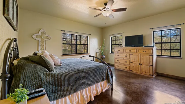 $975,000 | 2992 County Road 7711, Natalia, TX 78059