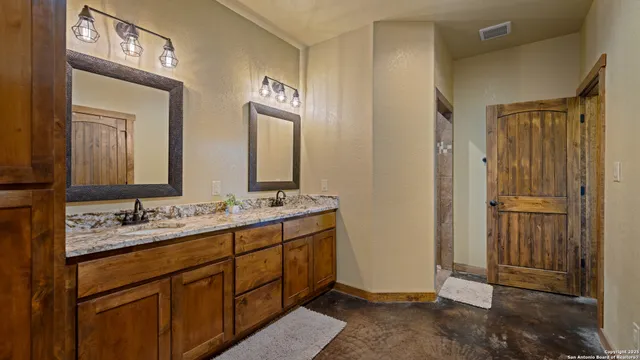 $975,000 | 2992 County Road 7711, Natalia, TX 78059