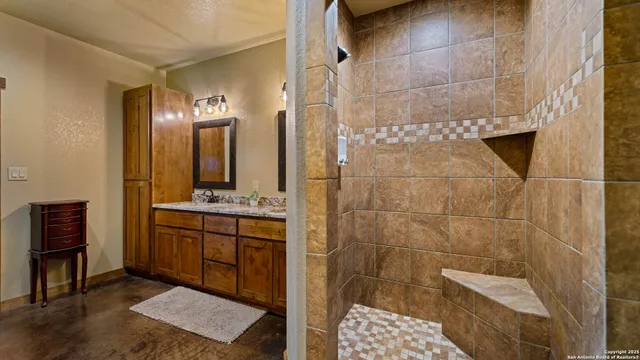 $975,000 | 2992 County Road 7711, Natalia, TX 78059