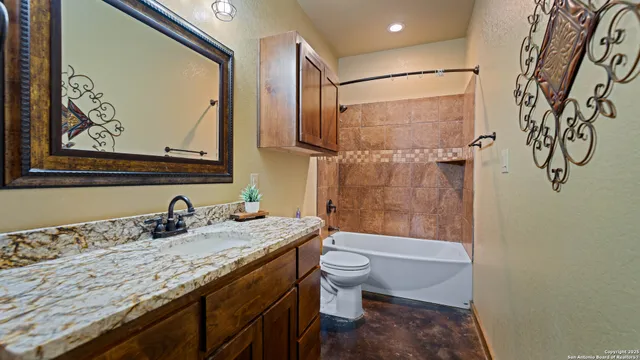 $975,000 | 2992 County Road 7711, Natalia, TX 78059