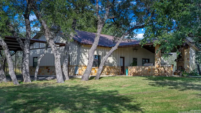 $975,000 | 2992 County Road 7711, Natalia, TX 78059