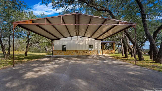 $975,000 | 2992 County Road 7711, Natalia, TX 78059