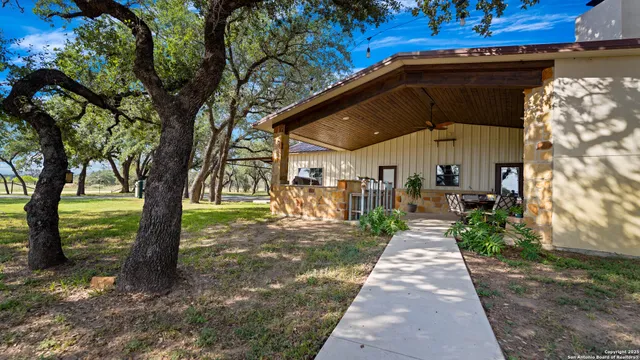$975,000 | 2992 County Road 7711, Natalia, TX 78059