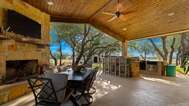 $975,000 | 2992 County Road 7711, Natalia, TX 78059