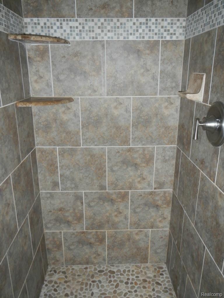 1510 Deerhurst Lane Rochester, MI 48307 - Photo 11 of 16 DSCN0656.jpg