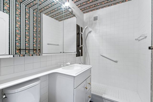 $1,560,000 | 65 East India Row, Unit 15EF, Boston, MA 02110