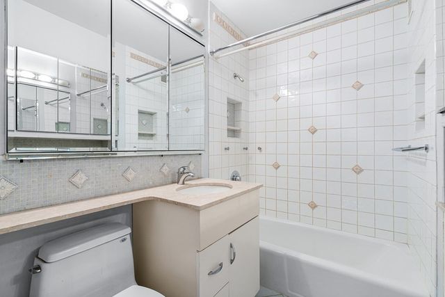 $1,560,000 | 65 East India Row, Unit 15EF, Boston, MA 02110