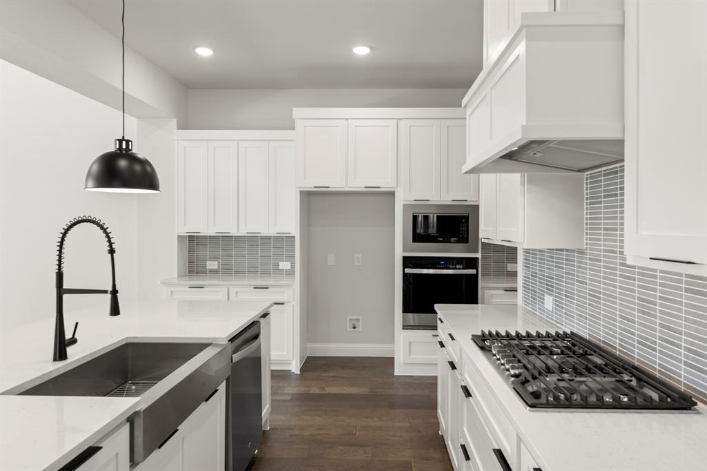 309 Bee Balm Road McKinney, TX 75071 - Photo 19 of 40 10. 309 Bee Balm - Kitchen (3)