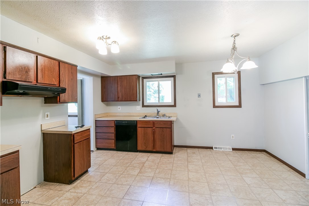 4663 McFarland Road Cleveland, OH 44121 - Photo 10 of 22