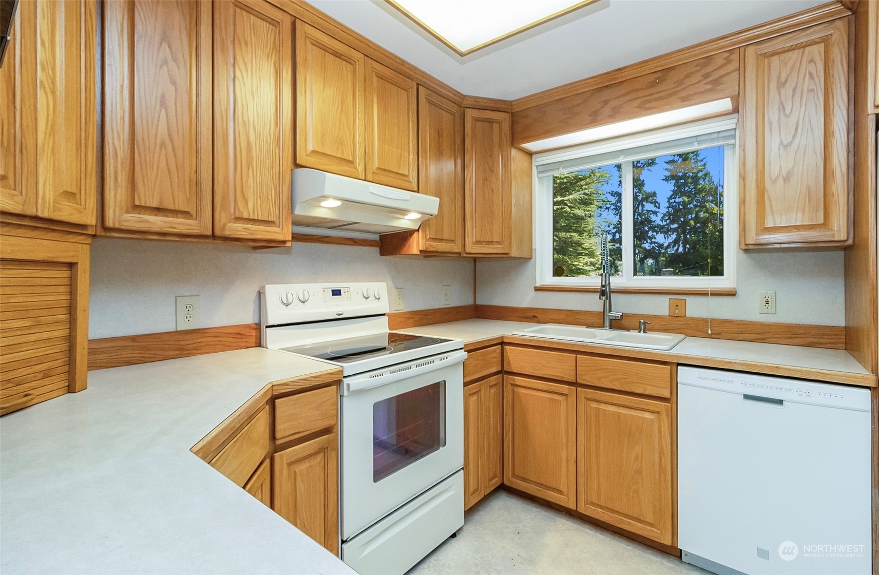 2520 166th Avenue Northeast Bellevue, WA 98008 - Photo 20 of 40 a kitchen with a sink stove and cabinets