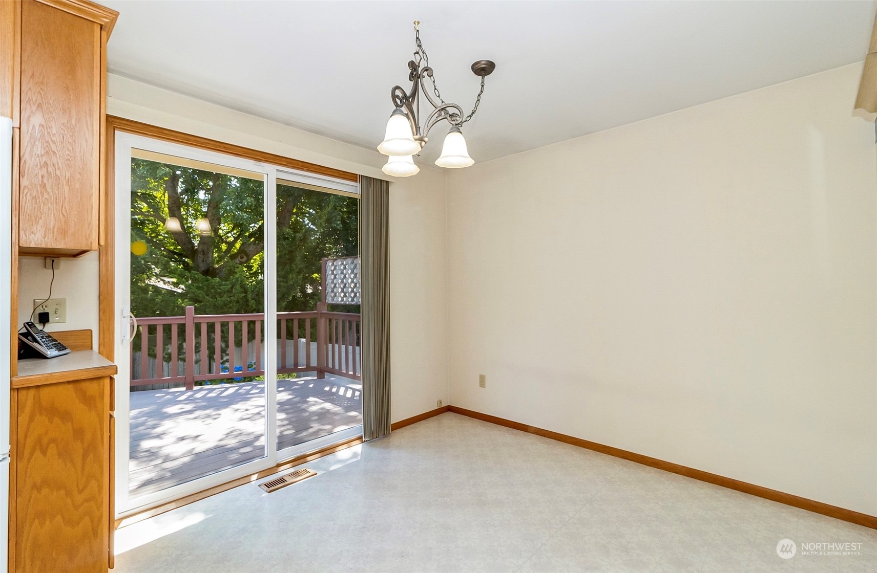 2520 166th Avenue Northeast Bellevue, WA 98008 - Photo 21 of 40 a view of a livingroom with a ceiling fan and window