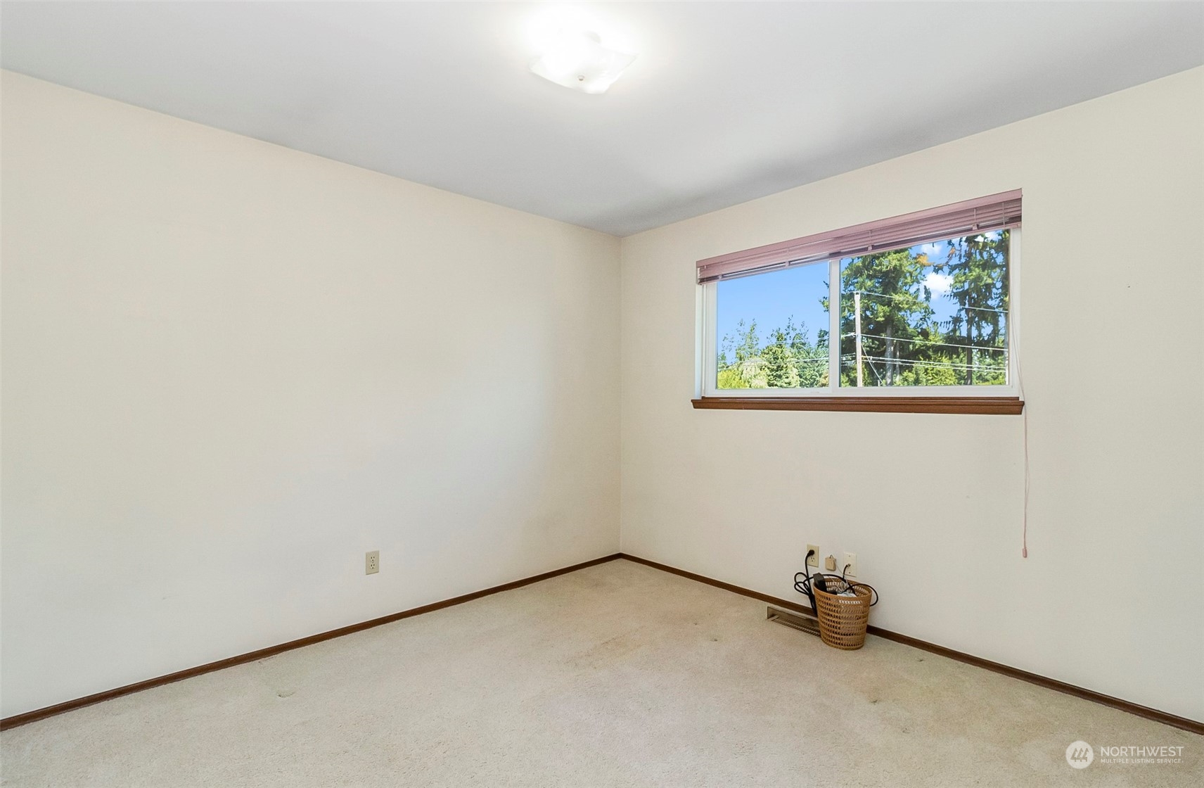 2520 166th Avenue Northeast Bellevue, WA 98008 - Photo 24 of 40 an empty room with a window