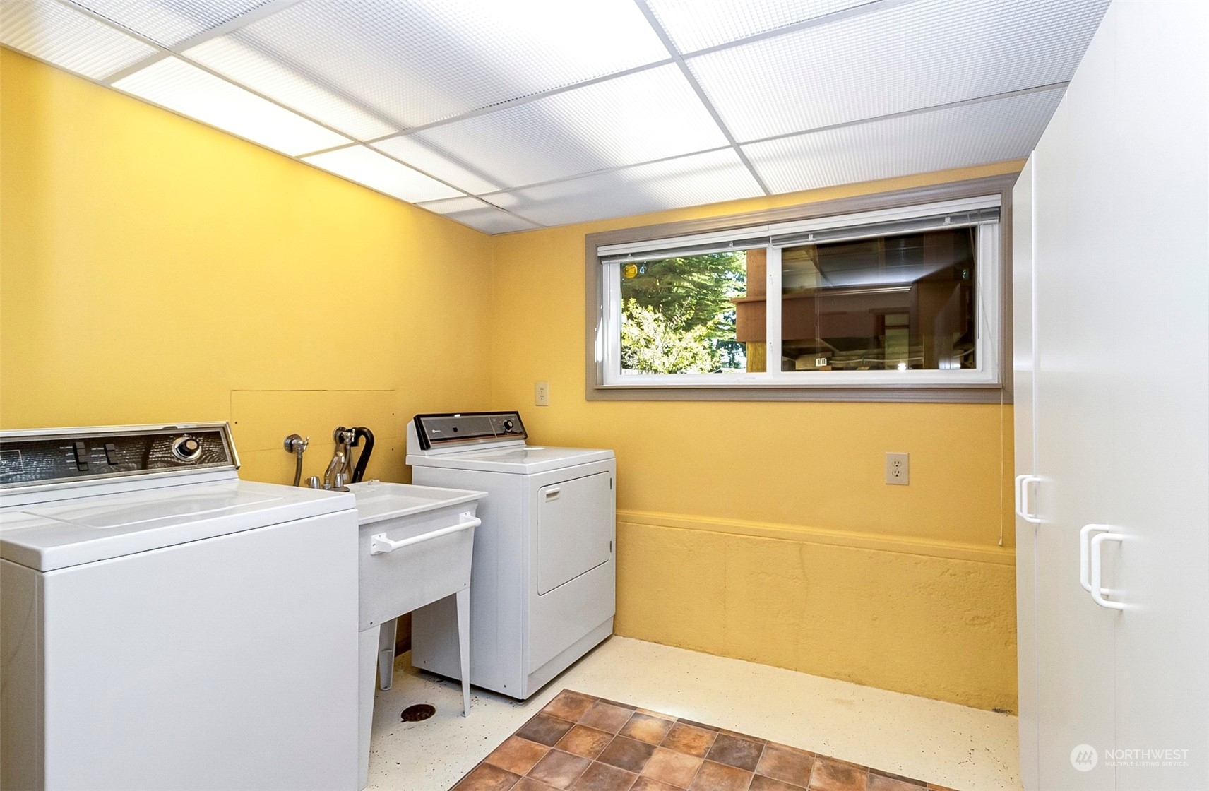 2520 166th Avenue Northeast Bellevue, WA 98008 - Photo 35 of 40 a utility room with dryer and washer