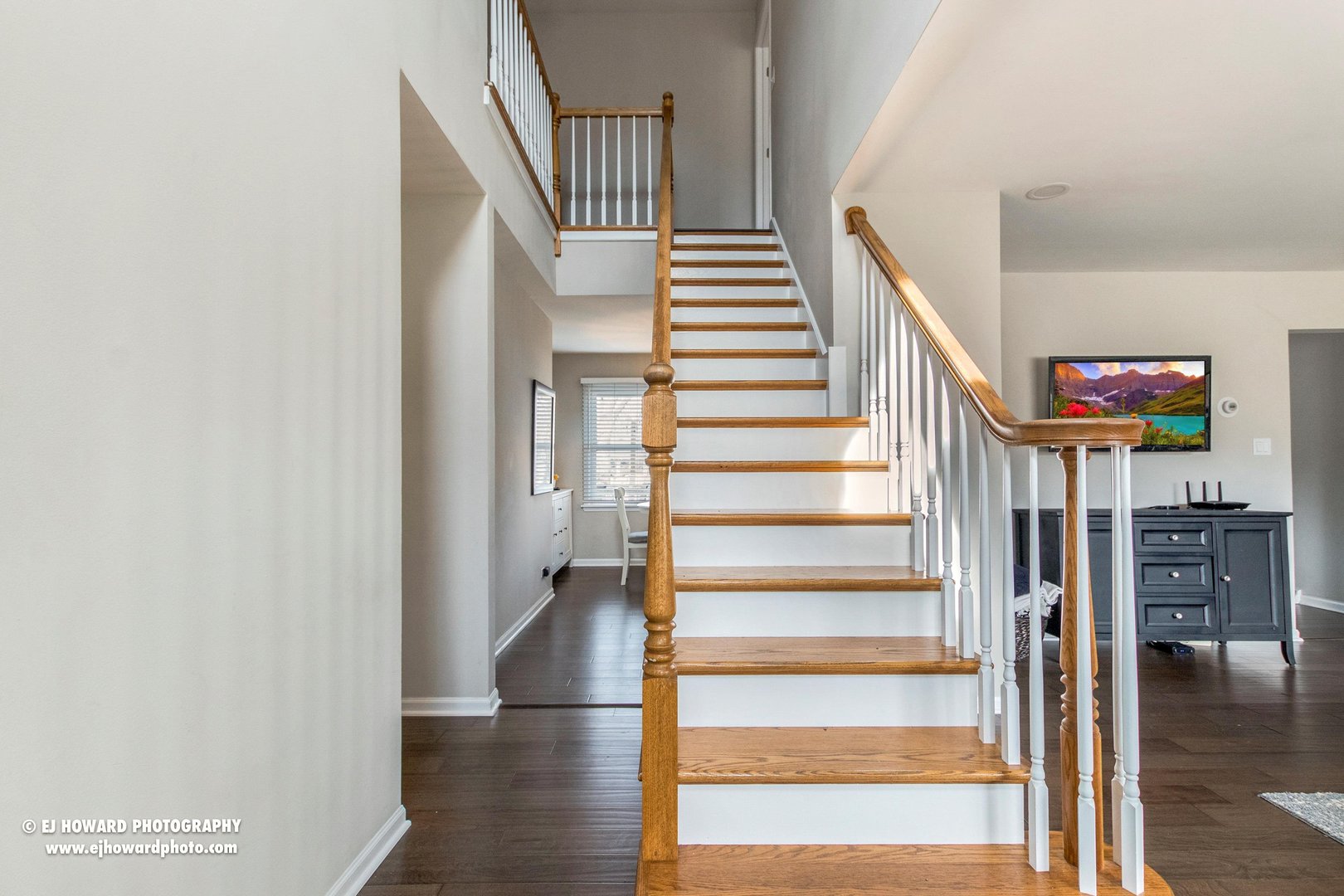 437 Illinois Road Frankfort, IL 60423 - Photo 11 of 35 a view of entryway and hall with wooden floor