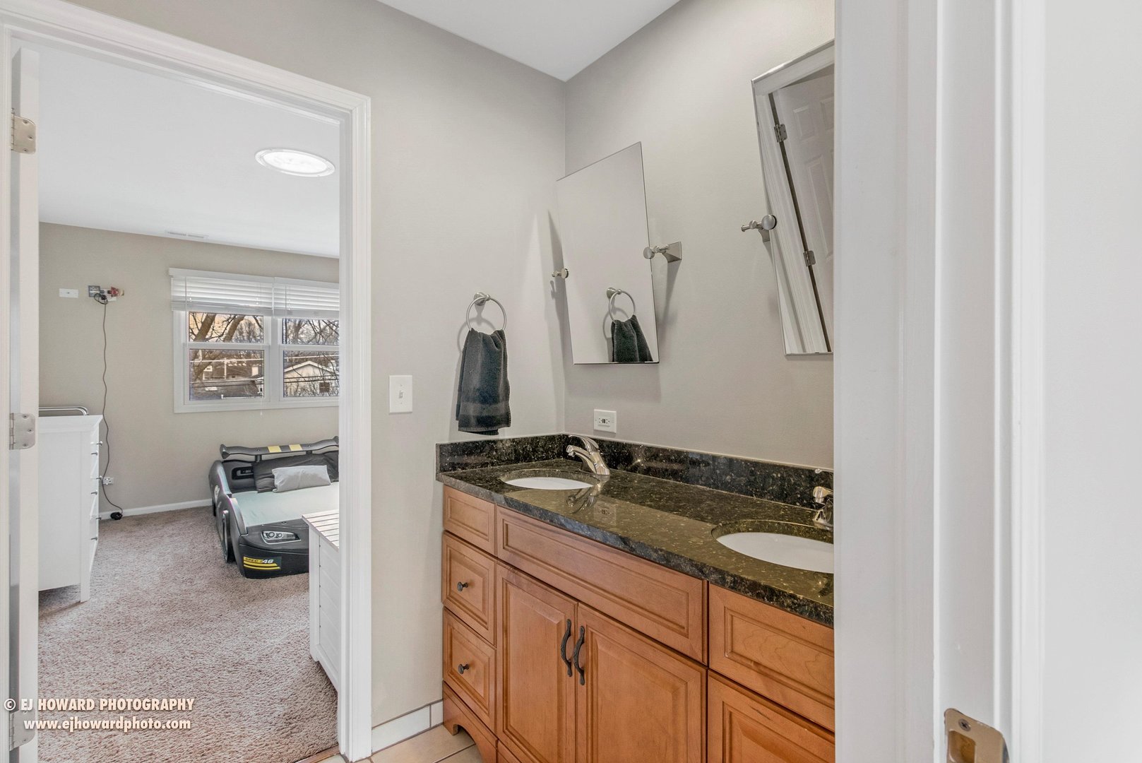 437 Illinois Road Frankfort, IL 60423 - Photo 14 of 35 a utility room with cabinets