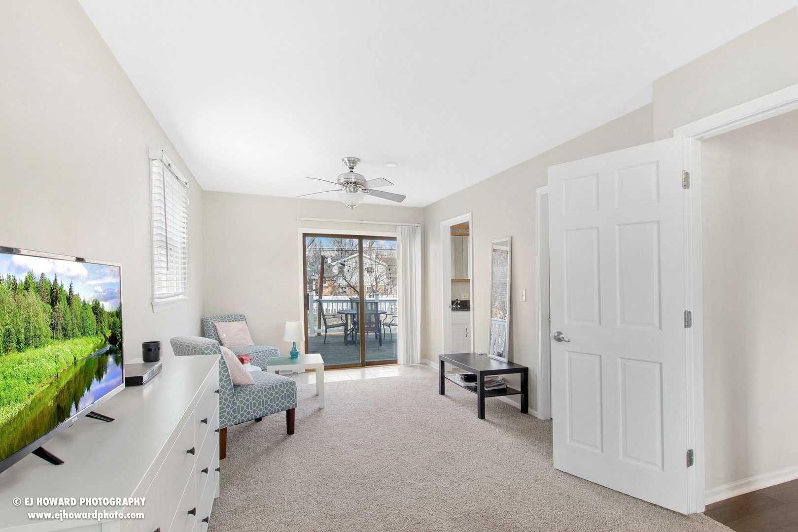437 Illinois Road Frankfort, IL 60423 - Photo 25 of 35 a living room with furniture and a large window