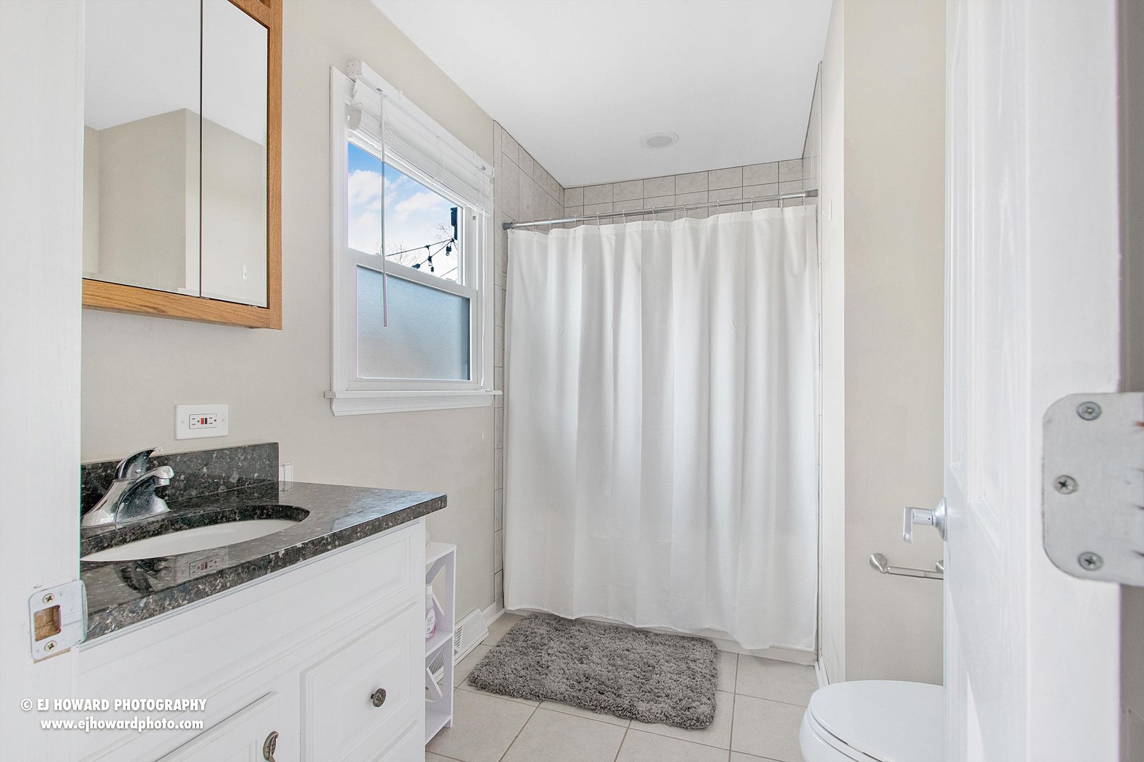 437 Illinois Road Frankfort, IL 60423 - Photo 27 of 35 a bathroom with a sink toilet and shower