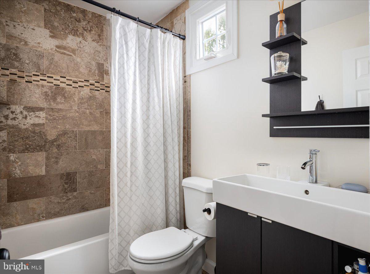 1622 Stowe Road Reston, VA 20194 - Photo 26 of 43 Upstairs hall bath