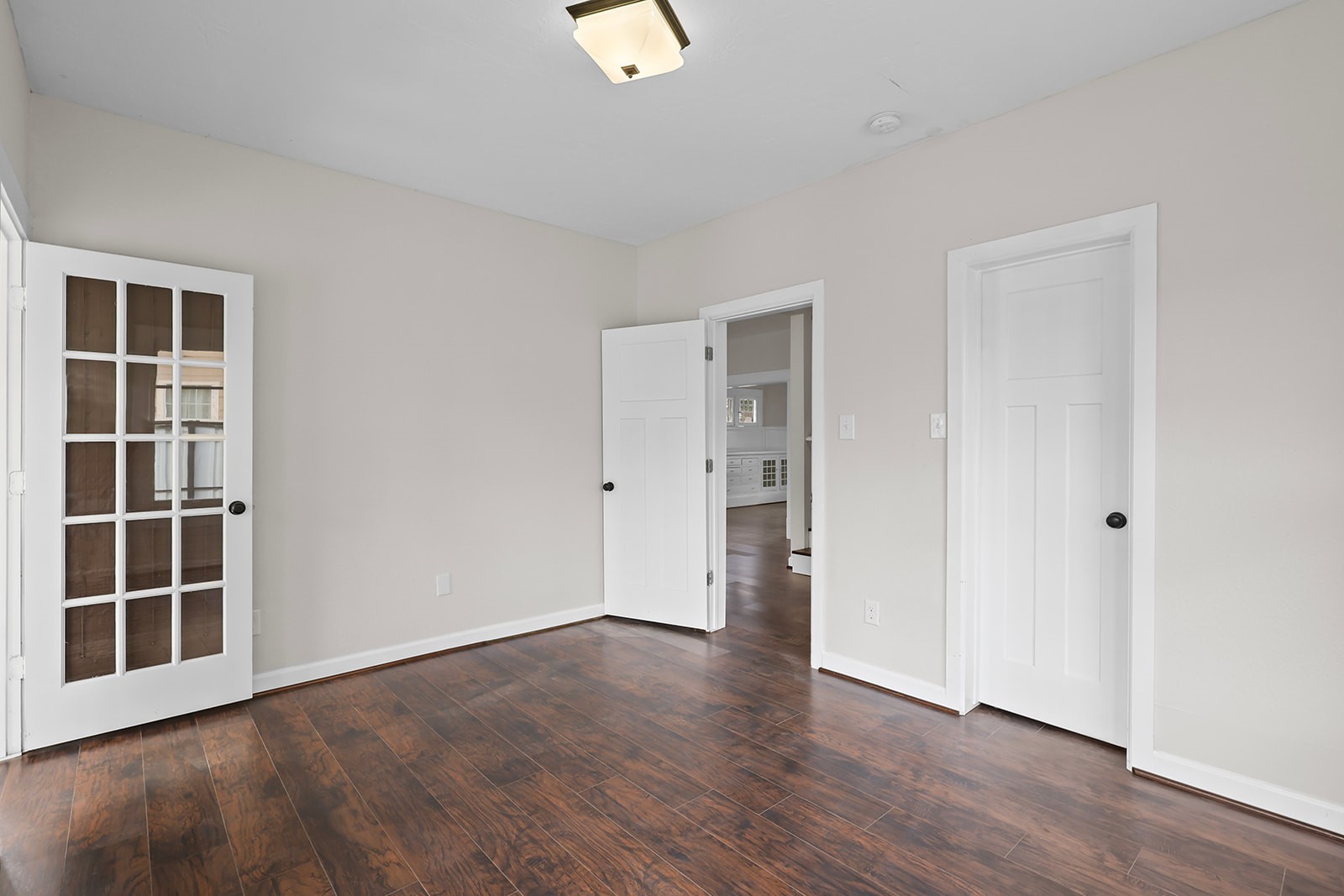 5401 North Capitol Street Houston, TX 77011 - Photo 19 of 34 an empty room with wooden floor and windows